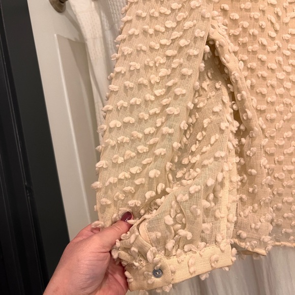 Textured polka dot beige blouse - Picture 4 of 5